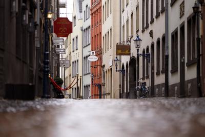 Der Lockdown aufgrund der Coronakrise trifft die Kneipen, Restaurants und Hotels in der K?lner Altstadt hart. Im Bild d-stock-photo