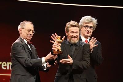 Bilder des Tages Dieter Kosslick Wim Wenders und der Gewinner des Goldenen Ehrenb?rens Willem Dafoe-stock-photo