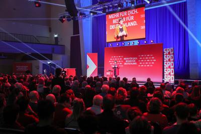 Leipzig - Knapp 1.000 Interessierte: Bundeskanzler Olaf Scholz zum SPD-Wahlkampf in Leipzig-stock-foto