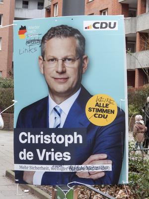 Wahlkampfplakate beschmiert zertoert-stock-foto