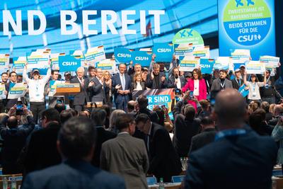 Kleiner Parteitag - Parteiausschuss - der CSU vor der Bundestagswahl 2025 in N?rnberg ? Markus S?der, CSU-Parteivorsitzender und Ministerpr?sident von Bayern; mit Friedrich Merz, Kanzlerkandidat und CDU-Vorsitzender - Mit Martin Huber (links) und Ale-stock-foto