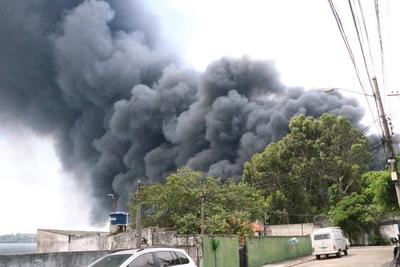 Fire hits oil factory on Governor's Island-stock-foto