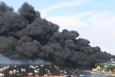 Fire hits oil factory on Governor's Island-stock-foto