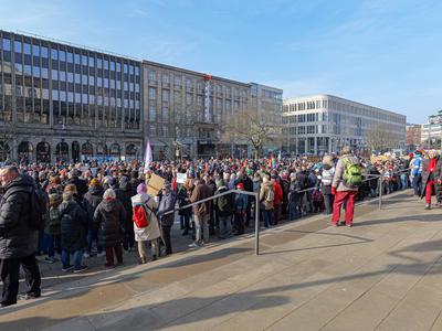 24.000 Menschen bei Demo gegen Rechts in Hannover Die Organisation Omas gegen Rechts hatte f?r heute gegen den Rechtsruc-stock-photo