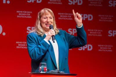Leipzig - Knapp 1.000 Interessierte: Bundeskanzler Olaf Scholz zum SPD-Wahlkampf in Leipzig-stock-foto