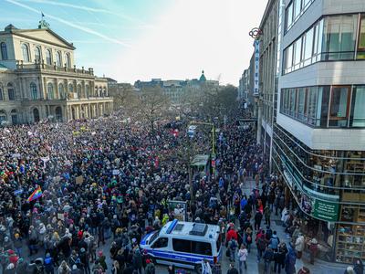 24.000 Menschen bei Demo gegen Rechts in Hannover Der Opernplatz und die Innenstadt waren mit den rund 24.000 Demonstran-stock-foto