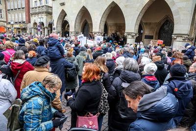 Bundesweiter Aktionstag der OMAS GEGEN RECHTS.-stock-photo