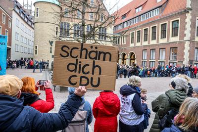 Bundesweiter Aktionstag der OMAS GEGEN RECHTS.-stock-photo
