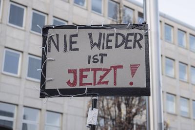 08.02.2025, Demonstration Nie wieder ist jetzt, N?rnberg: Unter dem Motto Auch bei der Bundestagswahl gilt: Nie wieder i-stock-foto
