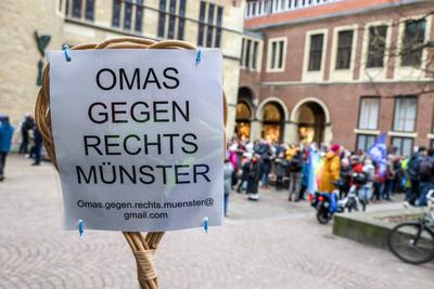 Bundesweiter Aktionstag der OMAS GEGEN RECHTS.-stock-photo