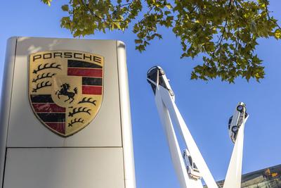 Porsche-Aktie kommt Ende September: VW-Tochter Porsche vor B?rsengang mit Milliardenbewertung. Porscheplatz Stuttgart-Zu-stock-foto