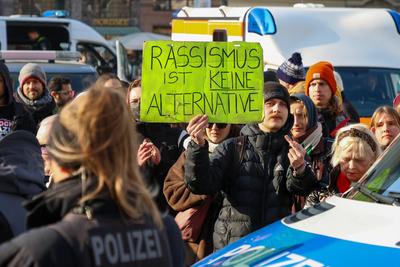 Leipzig - ?ber 1.000 Menschen demonstrieren gegen AfD: Polizei setzt Pfefferspray ein, Chrupalla auf AfD-Wahlkampftermin-stock-foto