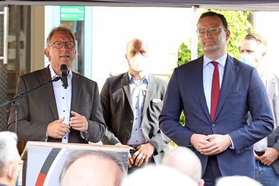 MdB Erwin Rueddel (R?ddel) (CDU) (li.) und der Bundesminister fuer (f?r) Gesundheit Jens Spahn (CDU) (re.) Wahlkampfvera-stock-photo