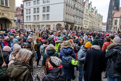 Bundesweiter Aktionstag der OMAS GEGEN RECHTS.-stock-photo