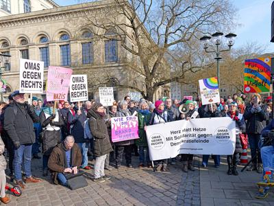 24.000 Menschen bei Demo gegen Rechts in Hannover Die Organisation Omas gegen Rechts hatte f?r heute gegen den Rechtsruc-stock-photo