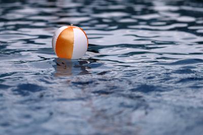 Im Kölner Stadionbad genießen Badegäste bei sommerlichen Temperaturen die Freibad-Saison. Das Rheinland ächzt unter eine-stock-foto