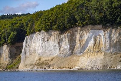 Die Kreidefelsen von R?gen, Steilk?ste der Stubbenkammer, im Nationalpark Jasmund, Wanderer am Strand, die Kreidefelsen-stock-foto
