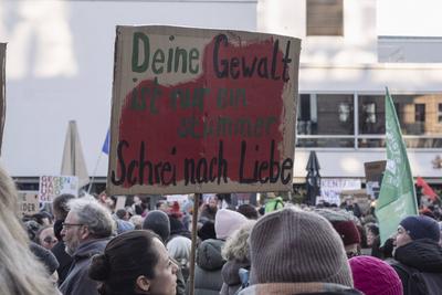 08.02.2025, Demonstration Nie wieder ist jetzt, N?rnberg: Unter dem Motto Auch bei der Bundestagswahl gilt: Nie wieder i-stock-foto
