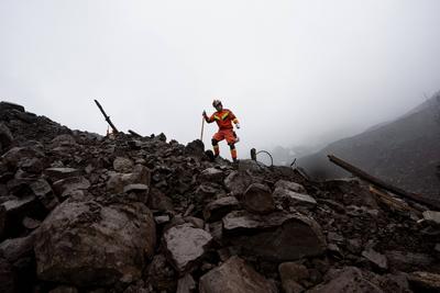 YIBIN, CHINA - FEBRUARY 09: Rescuers work at landslide-hit area on February 9, 2025 in Yibin, Sichuan Province of China.-stock-foto