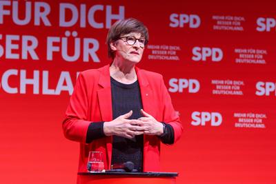 Leipzig - Knapp 1.000 Interessierte: Bundeskanzler Olaf Scholz zum SPD-Wahlkampf in Leipzig-stock-foto