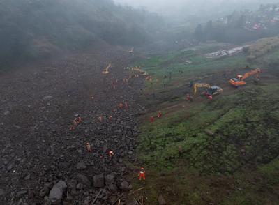 YIBIN, CHINA - FEBRUARY 09: Rescuers and excavators work at landslide-hit area on February 9, 2025 in Yibin, Sichuan Pro-stock-foto