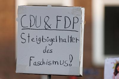 Demoschilder bei der Mahnwache Jetzt erst recht vom B?ndnis gegen Rechts in am 08. Februar 2025 auf dem Markt in L?beck:-stock-foto