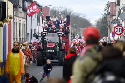 Karneval in Hessen 13.02.2024 M?hlheim Faschingsumzug im Stadtteil L?mmerspiel, Narren feiern und tanzen ?ber die Stra?e-stock-foto