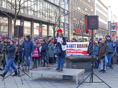 24.000 Menschen bei Demo gegen Rechts in Hannover Die Organisation Omas gegen Rechts hatte f?r heute gegen den Rechtsruc-stock-photo