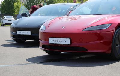 10.05.2024, Deutschland, NRW, Autohersteller, E-Autos, TESLA E-Autos Modell 3 auf einem Parkplatz, Deutschland *** 10 05-stock-photo