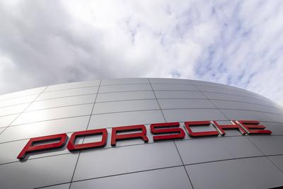 Porscheplatz, Stuttgart-Zuffenhausen mit Porsche Museum und Hauptverwaltung. Kunstwerk Inspiration 911 von Gerry Judah a-stock-foto