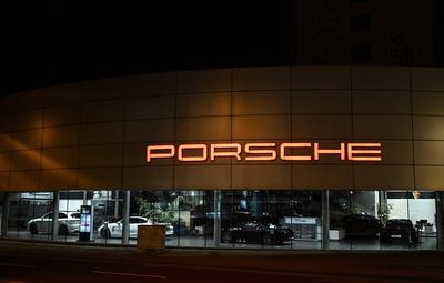 25.03.2021, xjhx, emwir, Wirtschaft Symbolsfotos, Geschaefte, Porsche Autohaus Verkaufsraum Verkaeufe Sportwagen exklusi-stock-foto