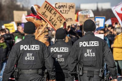 Polizei sichert Gro?demonstration gegen den Rechtsruck, Veranstalter: M?nchen ist bunt, Theresienwiese, M?nchen, 8. Februar 2025-stock-photo
