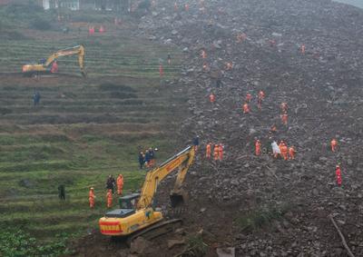 YIBIN, CHINA - FEBRUARY 09: Rescuers and excavators work at landslide-hit area on February 9, 2025 in Yibin, Sichuan Pro-stock-foto