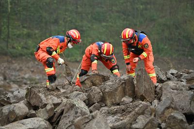 YIBIN, CHINA - FEBRUARY 09: Firefighters work at landslide-hit area on February 9, 2025 in Yibin, Sichuan Province of Ch-stock-foto