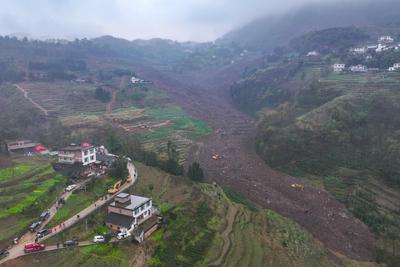 YIBIN, CHINA - FEBRUARY 09: Rescuers and excavators work at landslide-hit area on February 9, 2025 in Yibin, Sichuan Pro-stock-foto