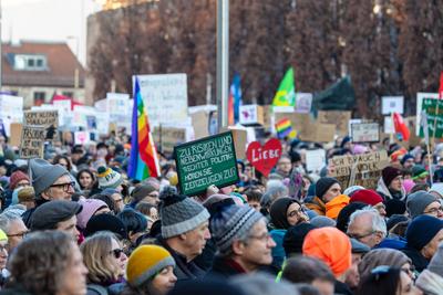 Gro?demo Bundestagswahl 2025: Wer Demokratie w?hlt, w?hlt keine Rassisten!", N?rnberg, 08.02.2025-stock-foto