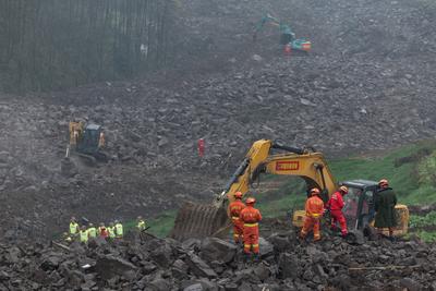 YIBIN, CHINA - FEBRUARY 09: Rescuers and excavators work at landslide-hit area on February 9, 2025 in Yibin, Sichuan Pro-stock-foto