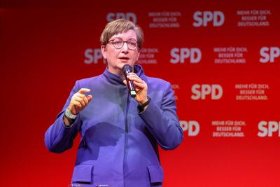 Leipzig - Knapp 1.000 Interessierte: Bundeskanzler Olaf Scholz zum SPD-Wahlkampf in Leipzig-stock-foto