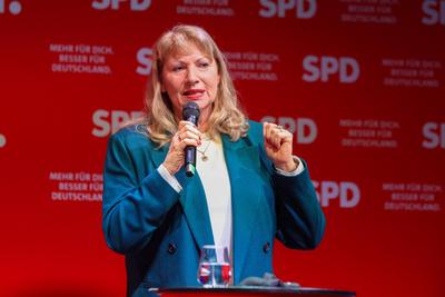 Leipzig - Knapp 1.000 Interessierte: Bundeskanzler Olaf Scholz zum SPD-Wahlkampf in Leipzig-stock-foto