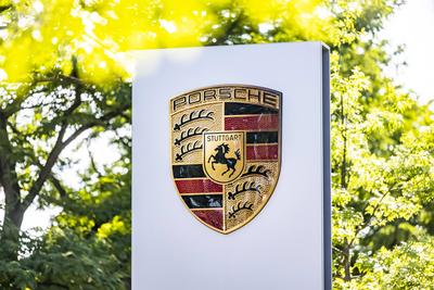 Porsche Design Tower Stuttgart. Neues Porsche Logo. // 07.07.2023: Stuttgart, Baden-W?rttemberg, Deutschland, Europa ***-stock-foto