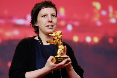Themen der Woche Bilder des Tages Regisseurin Adina Pintilie mit dem Goldenen B?ren f?r den Besten Film anl?sslich der-stock-foto