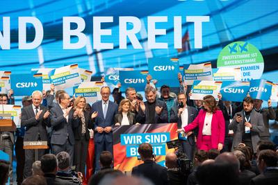 Kleiner Parteitag - Parteiausschuss - der CSU vor der Bundestagswahl 2025 in N?rnberg ? Markus S?der, CSU-Parteivorsitzender und Ministerpr?sident von Bayern; mit Friedrich Merz, Kanzlerkandidat und CDU-Vorsitzender - Mit Martin Huber (links) und Ale-stock-foto