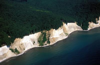 Bildnummer: 50637044  Datum: 15.08.2004  Copyright: imago/G?nter SchneiderKreidefelsen im Nationalpark Jasmund auf R?gen, Landschaft; 2004, R?gen, !ACHTUNG LUFTAUFNAHME 100% HONORARAUFSCHLAG!, Nationalparks, Felsen, Fels, Kreidefels, Steilk?ste, Steilk?sten, Ausflugsziel , Sehensw?rdigkeit; , quer, Kbdia, Totale, Meer, K?ste, Vogelperspektive, Perspektive, Deutschland,  , Reisen, Mecklenburg Vorpommern / Natur; Aufnahmedatum gesch?tzt-stock-foto