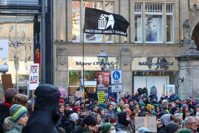 Leipzig - ?ber 1.000 Menschen demonstrieren gegen AfD: Polizei setzt Pfefferspray ein, Chrupalla auf AfD-Wahlkampftermin-stock-foto