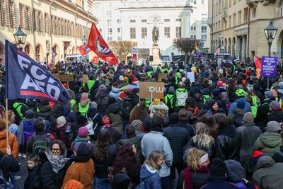 Leipzig - ?ber 1.000 Menschen demonstrieren gegen AfD: Polizei setzt Pfefferspray ein, Chrupalla auf AfD-Wahlkampftermin-stock-foto