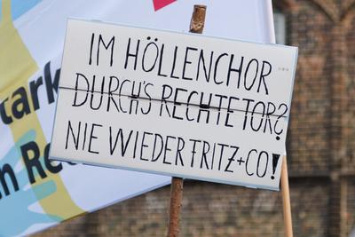 Demoschilder bei der Mahnwache Jetzt erst recht vom B?ndnis gegen Rechts in am 08. Februar 2025 auf dem Markt in L?beck:-stock-foto
