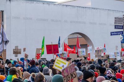 Gro?demo Bundestagswahl 2025: Wer Demokratie w?hlt, w?hlt keine Rassisten!", N?rnberg, 08.02.2025-stock-foto