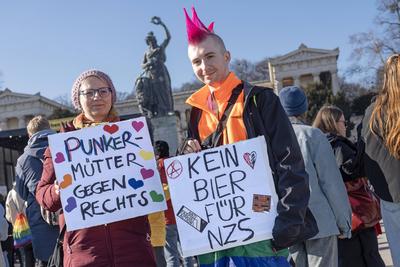 Gro?demonstration gegen den Rechtsruck, Motto: Demokratie braucht Dich! Veranstalter: M?nchen ist bunt, Theresienwiese, M?nchen, 8. Februar 2025-stock-photo