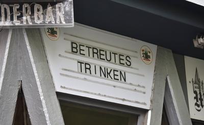 Schild betreutes Trinken an einem Lokal Kneipe in K?ln aufgenommen am 03 11 2016 in K?ln-stock-foto
