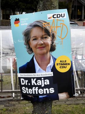 Wahlkampfplakate beschmiert zertoert-stock-foto